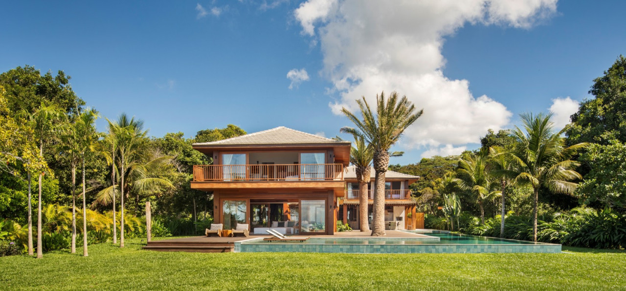 Paisagismo tropical valoriza residência litorânea em Trancoso